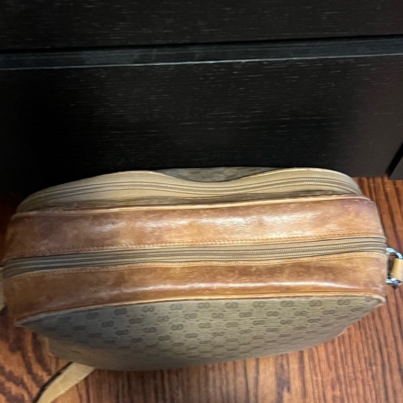 Vintage Gucci Signature Crossbody - Picture 4 of 16